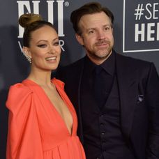 Jason Sudeikis a Olivia Wilde na pláži v Malibu