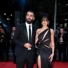 Dua Lipa a Romain Gavras na festivale v Cannes