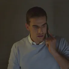 Martin (Adam Baryd) telefonuje s Luciou