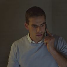 Martin (Adam Baryd) telefonuje s Luciou