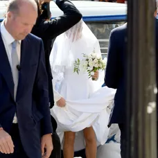 Ellie Goulding so závojom na hlave vchádza do kostola