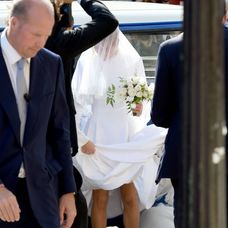 Ellie Goulding so závojom na hlave vchádza do kostola