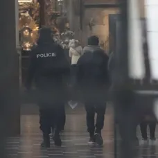 V Katredále svätého Víta hviezdy sprevádzali policajti. 