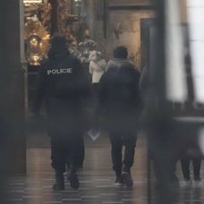 V Katredále svätého Víta hviezdy sprevádzali policajti. 