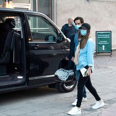 Šťastní rodičia odchádzali so synčekom z pôrodnice.