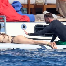 Pozornosť Justina Timberlakea na dovolenke pritiahlo pozadie manželky Jessicy Biel.