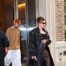 Tehotná Hailey Bieber v odvážnom overale