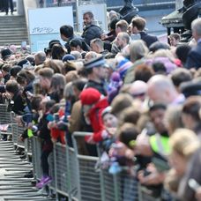 Kráľ a princ prekvapili dav ľudí.