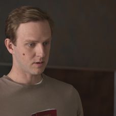 Dievčatá priniesli Norovy cestovné pasy.