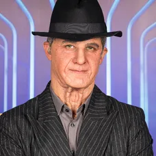 Karol Tóth ako Leonard Cohen.