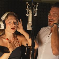 Emma Drobná a Ján Koleník počas nahrávania skladby k Druhej šanci.