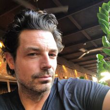 Herec Brennan Elliott.