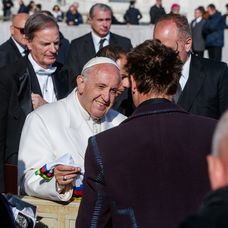Peter Sagan sa stretol s pápežom Františkom. 