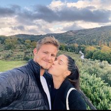 Herec Alexander Ludwig s manželkou Lauren.