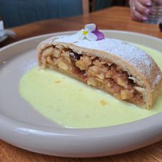 S Radkom Urbanyakom na obede v poľovníckej reštaurácii Silvanus