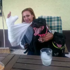Zora so sadrou na ruke