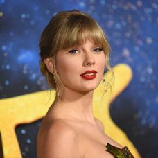 Na snímke sprava brankár Tyler Beskorowany (Banská Bystrica), Martin Kriška (Liptovský Mikuláš) a Ján Brejčák (Banská Bystrica).