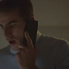 Martin (Adam Baryd) telefonuje s Luciou