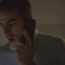 Martin (Adam Baryd) telefonuje s Luciou