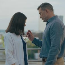 Andrej (Ján Koleník) po nádhernom vyznaní pobozkal Júliu (Sarah Arató).