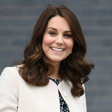 Kate s rozpustenými vlasmi