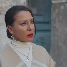 Gabriela Dzuríková ako odmeraná majiteľka budovy