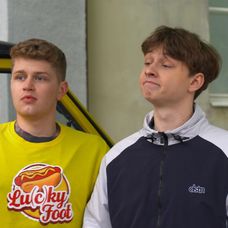 Nina prekvapí Dominika s novým kamarátom.