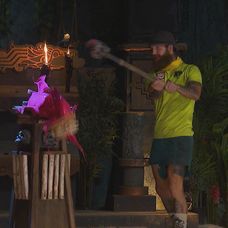 Pirát dostal na kmeňovke najviac hlasov. Pri výbere džbánu nemal šťastnú ruku a červená farba znamenala, že v šou končí.