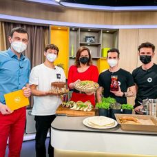 Martin Klinčúch v Teleráne dostal narodeninovú tortu.