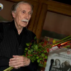 Ladislav Chudík počas slávnostného odhaľovania pamätnej dlaždice jubilujúcej herečky Evy Krížikovej 12. júna 2014.