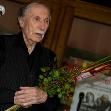 Ladislav Chudík počas slávnostného odhaľovania pamätnej dlaždice jubilujúcej herečky Evy Krížikovej 12. júna 2014.