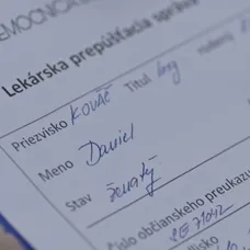 Lekár Fabián si niečo všimne.