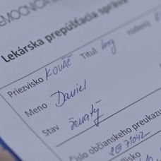 Lekár Fabián si niečo všimne.