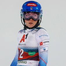 Alpská lyžiarka Mikaela Shiffrinová reaguje v cieli slalomu v Schladmingu.