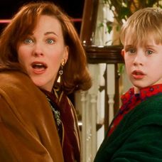 Catherine O‘Hara a Macaulay Culkin vo filme Sám doma.