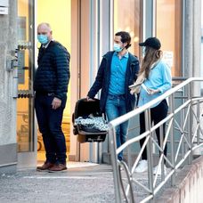 Šťastní rodičia odchádzali so synčekom z pôrodnice.