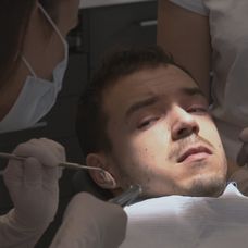 Edo sa bráni všetkými silami.