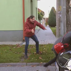 Peťu zrazí auto.