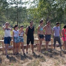 Medzi sebou si to rozdajú dva päťčlenné tímy