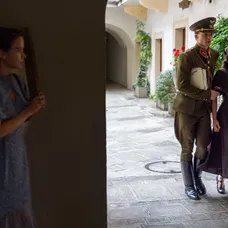Kristína Svarinská, Jakub Švec a Lesana Krausková v seriáli Dunaj, k vašim službám