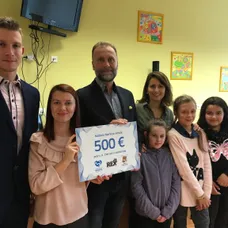 Žiaci 5. ročníka zo ZŠ Svätého Martina v Radaticiach darovali chorým deťom 500 eur. 
