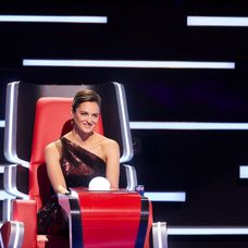 7. čierne šaty s jedným rukávom