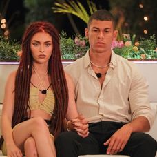 Ostrovania mali pri ohnisku určiť pár, ktorý má najmenšiu šancu na úspech.