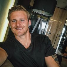 Herec Alexander Ludwig.