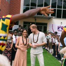 Princ Harry s Meghan na turné v Nigérii: Akoby z kráľovskej rodiny neodišli