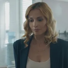 Adela (Lívia Bielovič) pred Adnrejom (Ján Koleník) tají bolestivú vec. Chce, aby pri ňom Richard (Filip Tůma) stál.