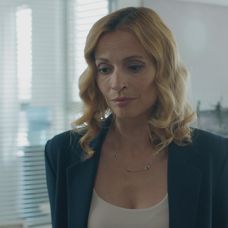 Adela (Lívia Bielovič) pred Adnrejom (Ján Koleník) tají bolestivú vec. Chce, aby pri ňom Richard (Filip Tůma) stál.