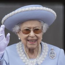 Kráľovná Alžbeta II. počas vojenskej prehliadky Trooping the Colour