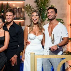 Ekin-Su a Davide (vpravo) vyhrali ôsmu sériu britského Love Islandu.