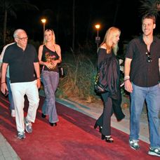 V pozadí Brooklyn a Nicola, Nicolin otec Nelson Peltz s matkou Claudiou a brat Brad.